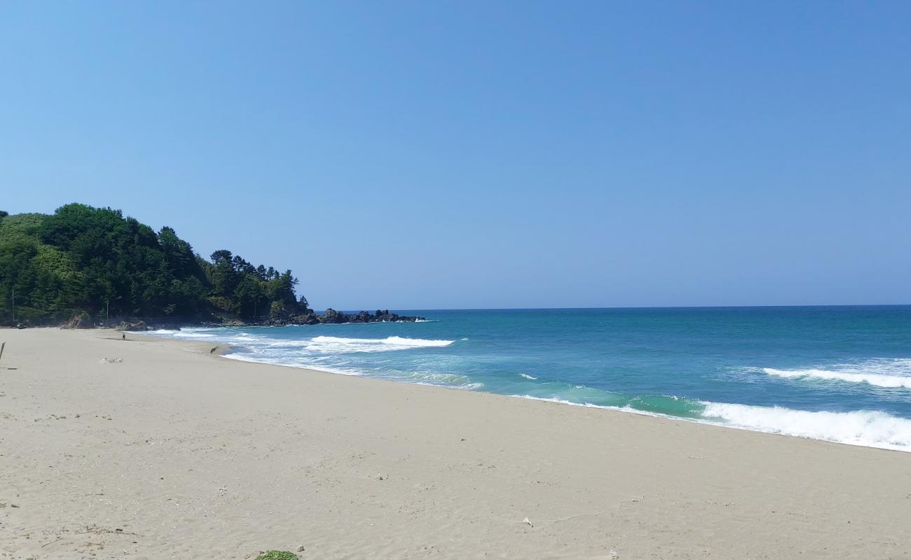 Deoksan Beach'in fotoğrafı açık bej kum yüzey ile