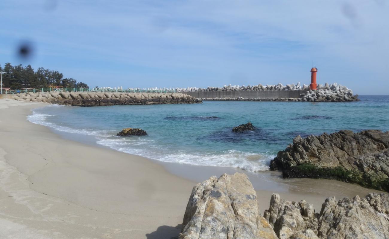 Shinnam Beach'in fotoğrafı parlak kum yüzey ile