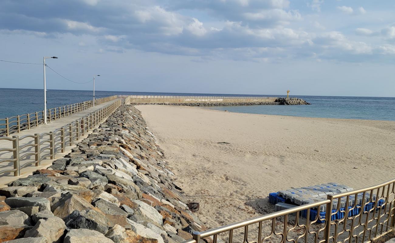 Pongpyeong Beach'in fotoğrafı parlak kum yüzey ile