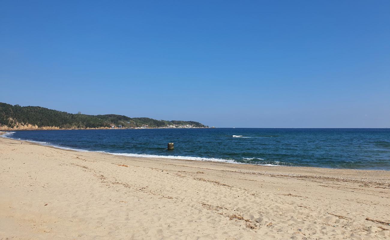 Uljinitis Jeon Beach'in fotoğrafı parlak kum yüzey ile