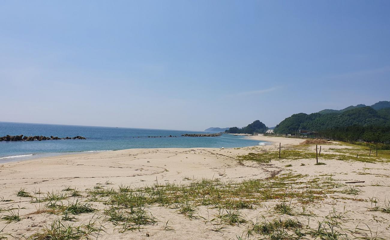 Deoksin Beach'in fotoğrafı parlak kum yüzey ile