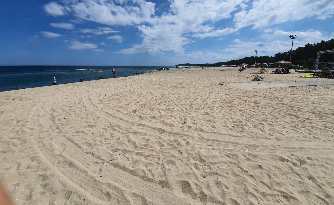 Gusan Beach'in fotoğrafı parlak kum yüzey ile