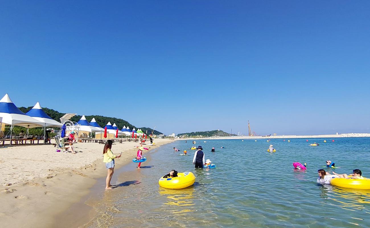 Hupo Beach'in fotoğrafı açık bej kum yüzey ile