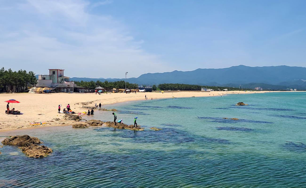 Tokcheon Beach'in fotoğrafı açık bej kum yüzey ile