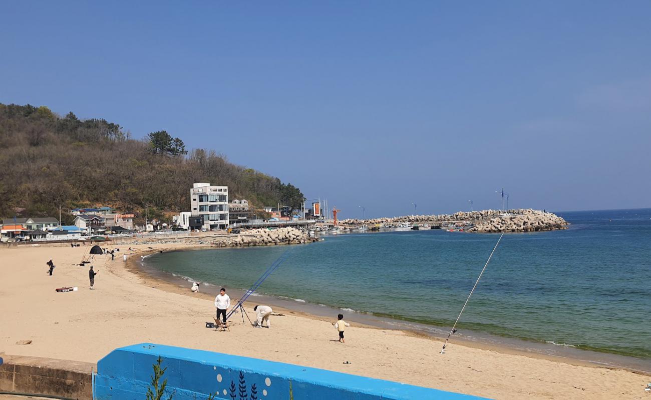 Hajeori Beach'in fotoğrafı açık bej kum yüzey ile
