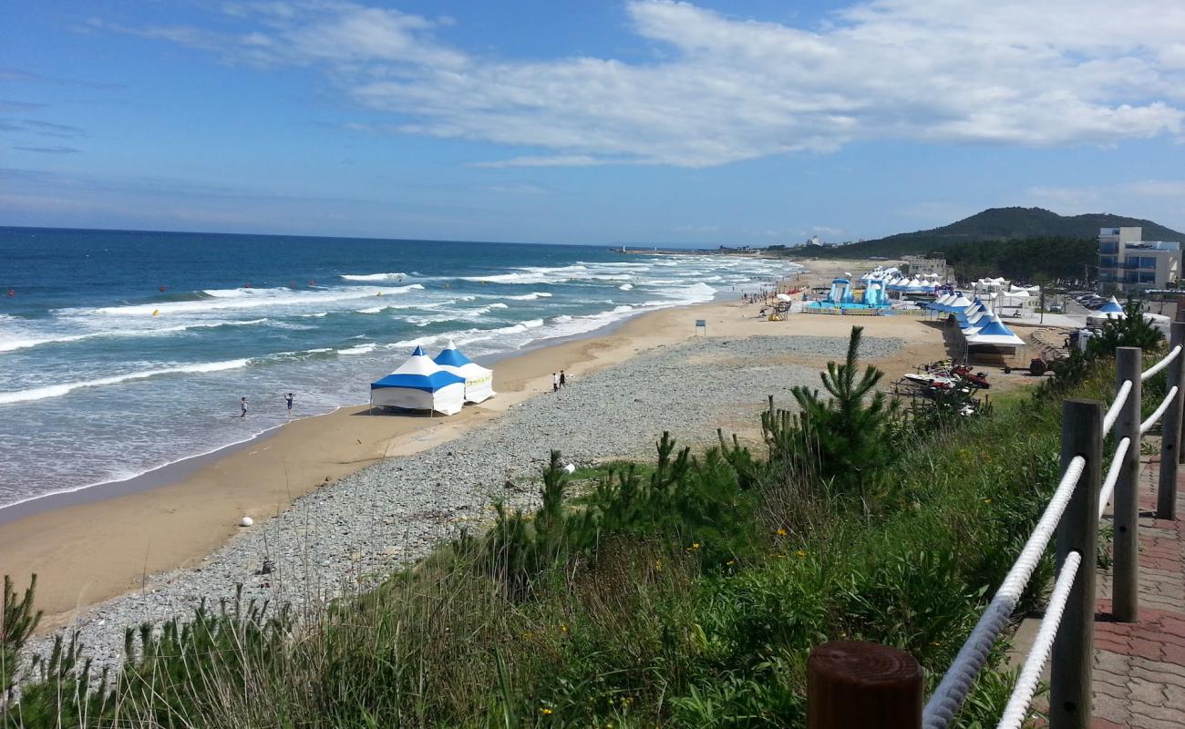 Hwajin Beach'in fotoğrafı parlak kum yüzey ile