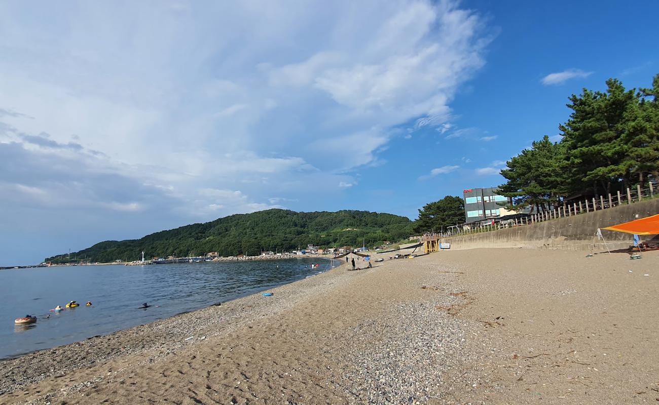 Heunghwangan Beach'in fotoğrafı gri çakıl taşı yüzey ile
