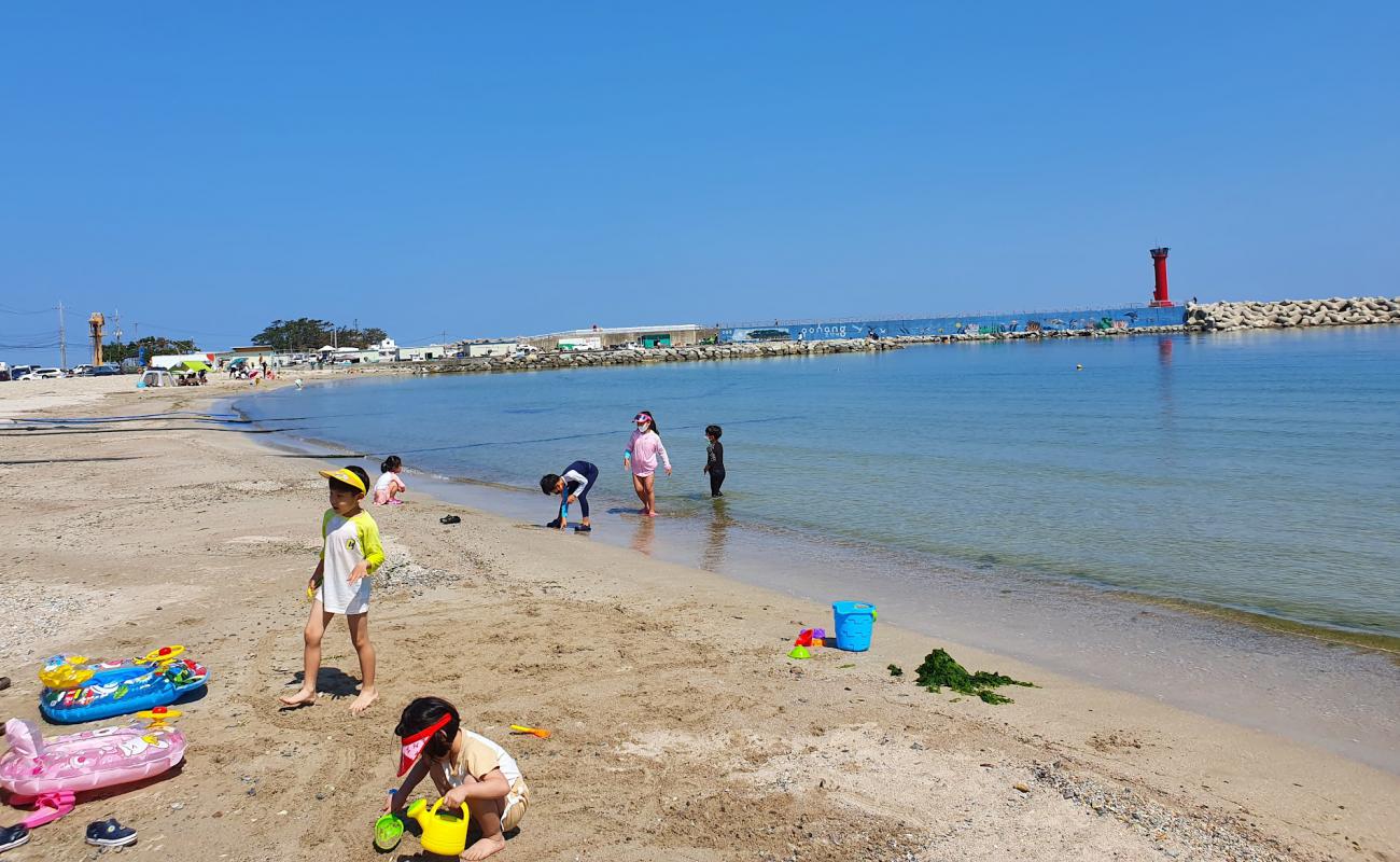 Samjeong Beach'in fotoğrafı parlak kum yüzey ile