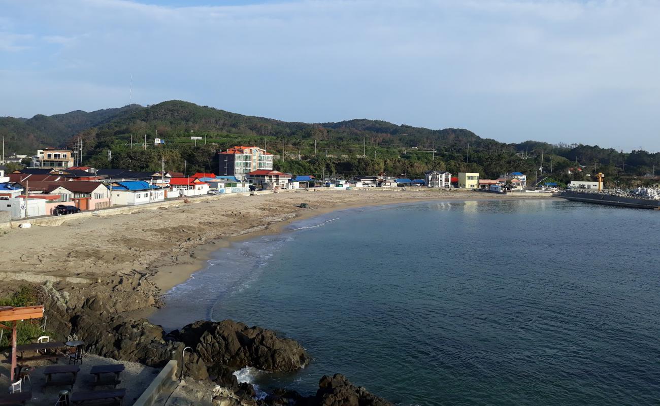 Hajeong Sandy Beach'in fotoğrafı açık bej kum yüzey ile