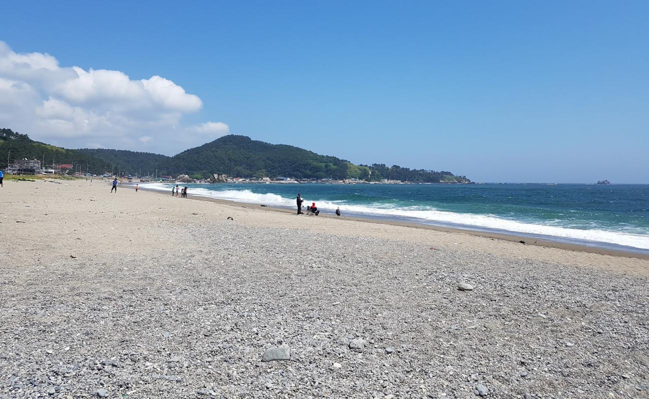 Shinchanggan Beach'in fotoğrafı gri kum ve çakıl yüzey ile