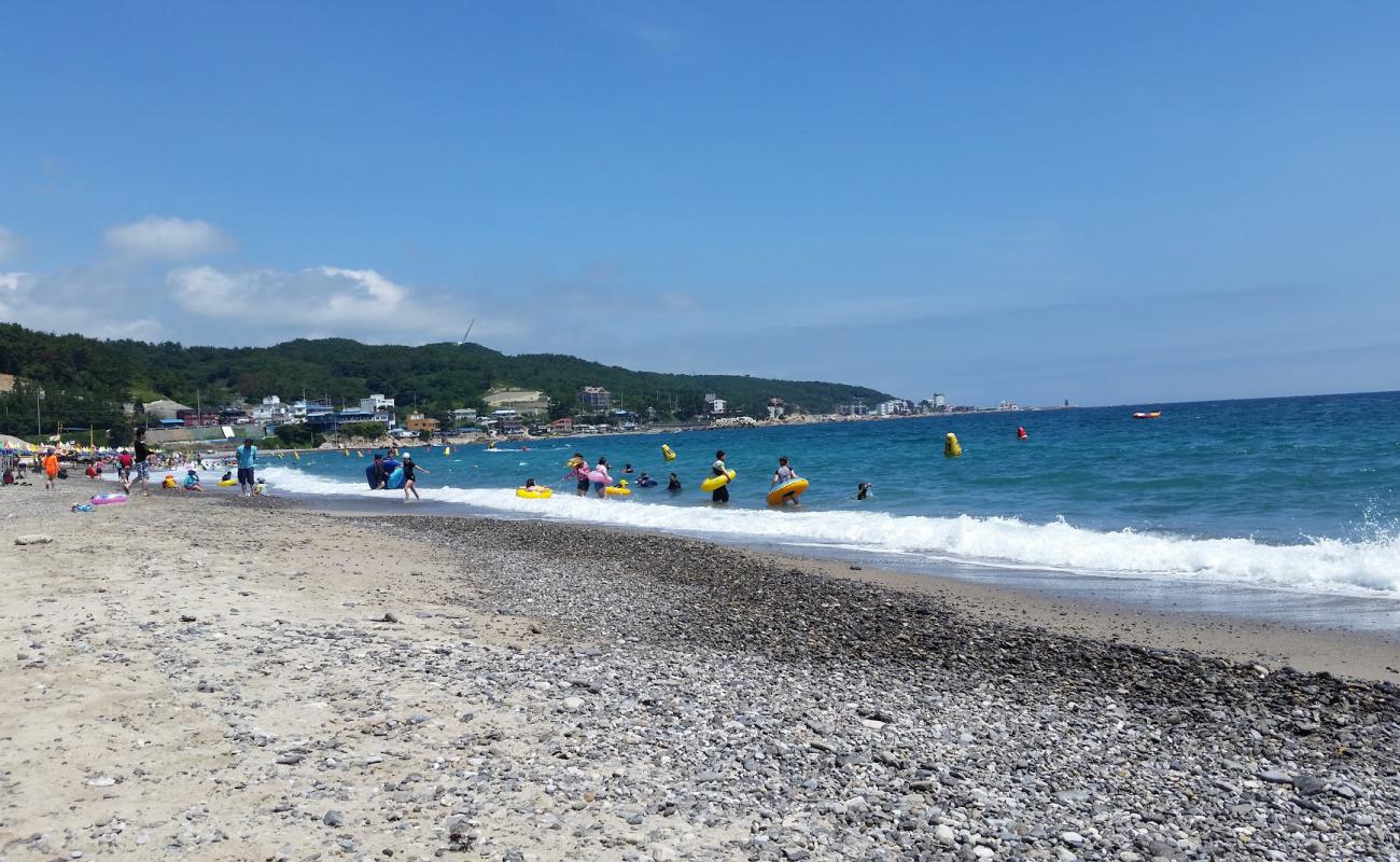 Oryu Beach'in fotoğrafı gri çakıl taşı yüzey ile