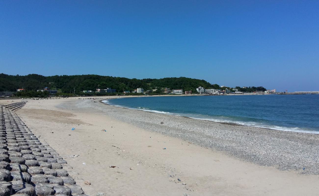 Gwanseong Beach'in fotoğrafı gri kum ve çakıllar yüzey ile