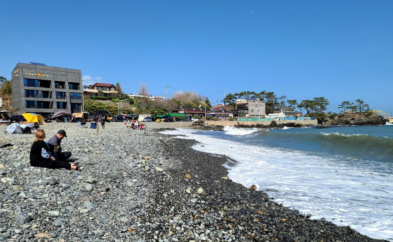 Ulsan Beach'in fotoğrafı gri çakıl taşı yüzey ile