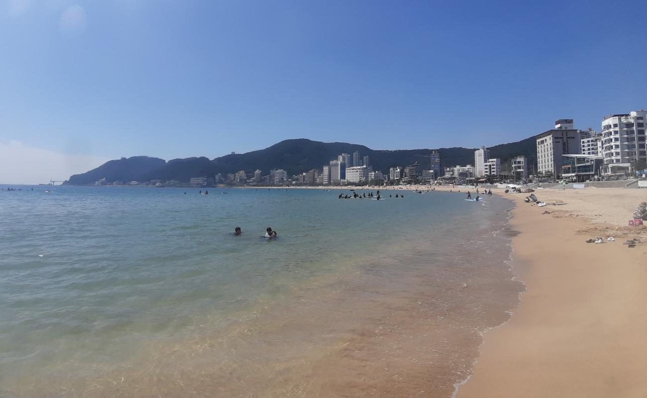 Songjeong Beach'in fotoğrafı parlak kum yüzey ile