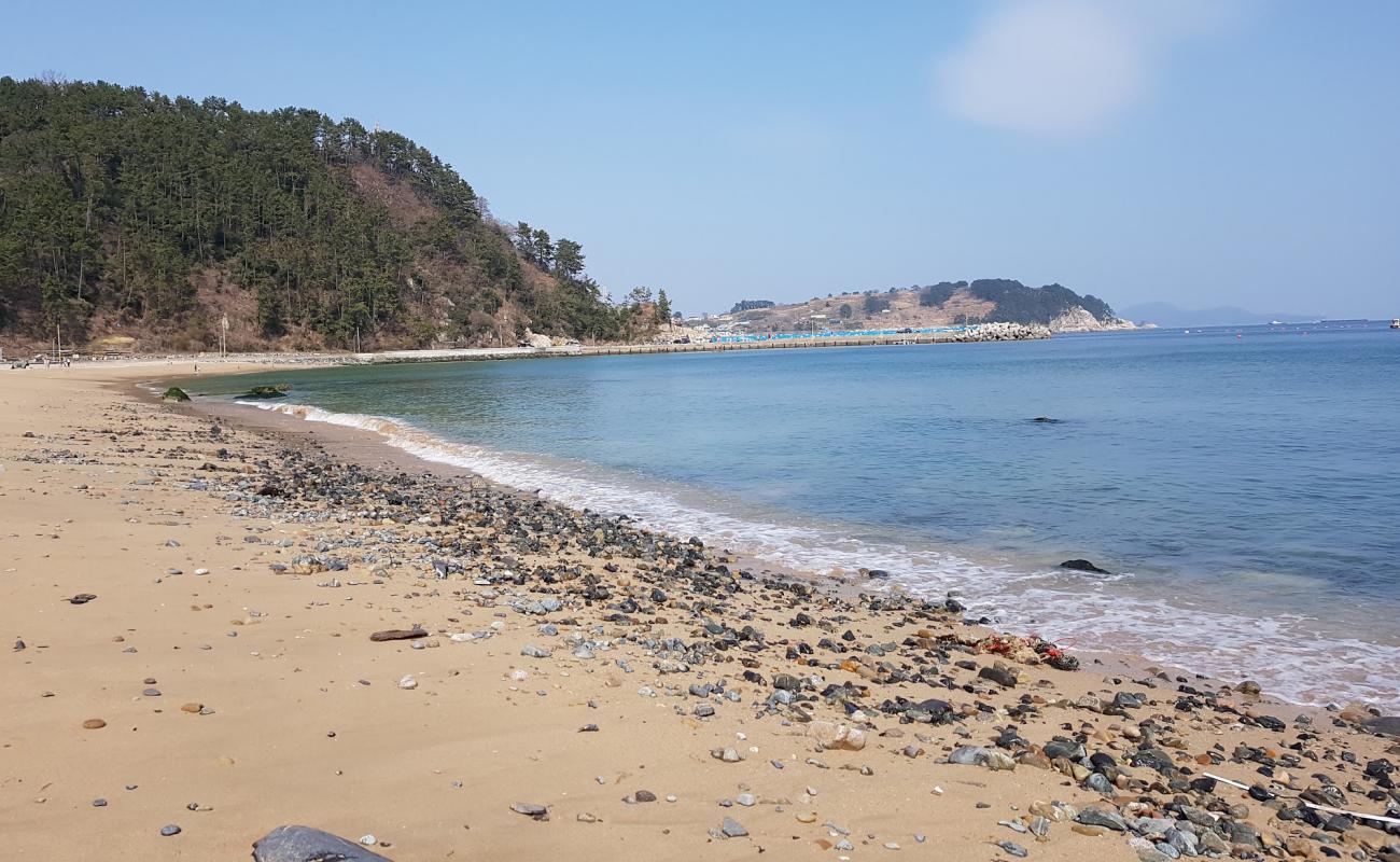 Heungnam Beach'in fotoğrafı bej kum ve kayalar yüzey ile