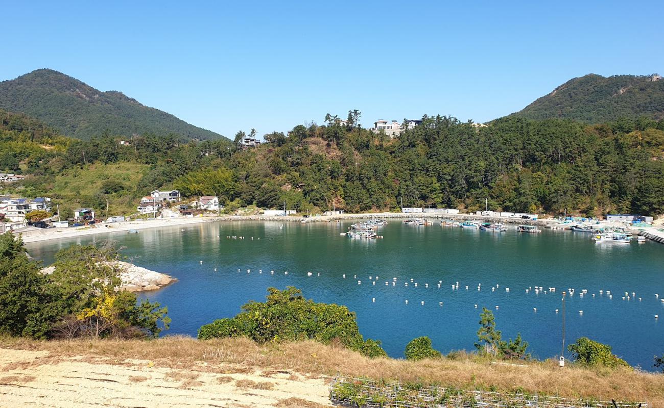 Geoje Beach'in fotoğrafı gri çakıl taşı yüzey ile