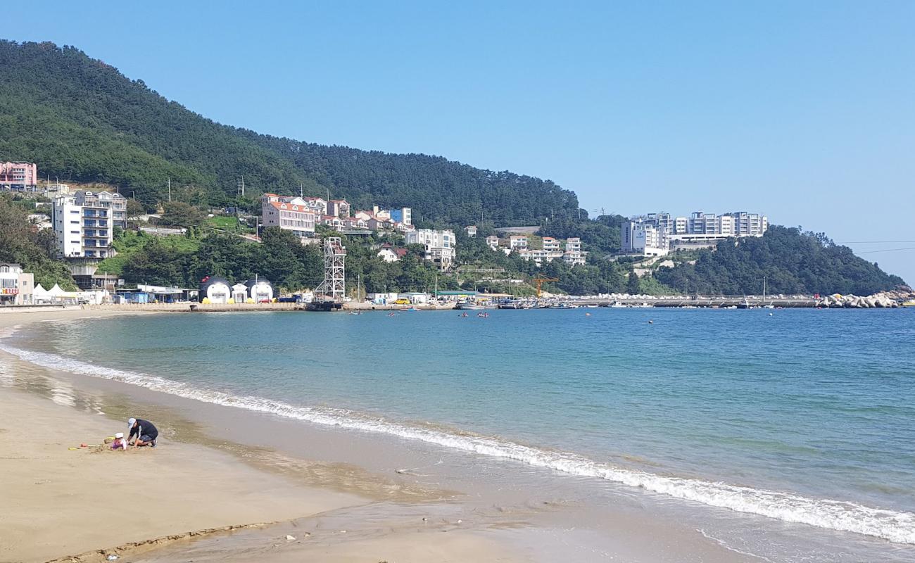 Deokpo Beach'in fotoğrafı parlak kum yüzey ile