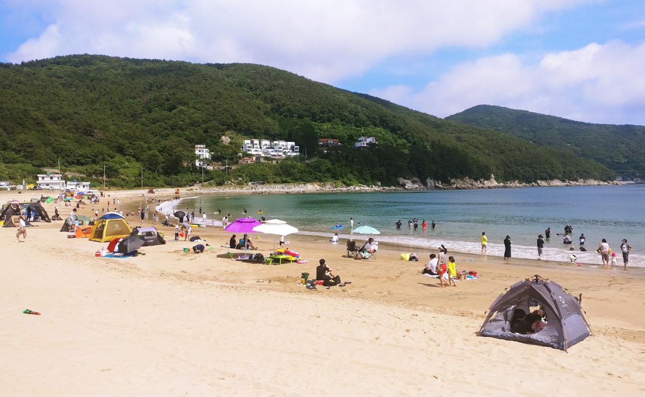 Wahyeon Beach'in fotoğrafı açık bej kum yüzey ile