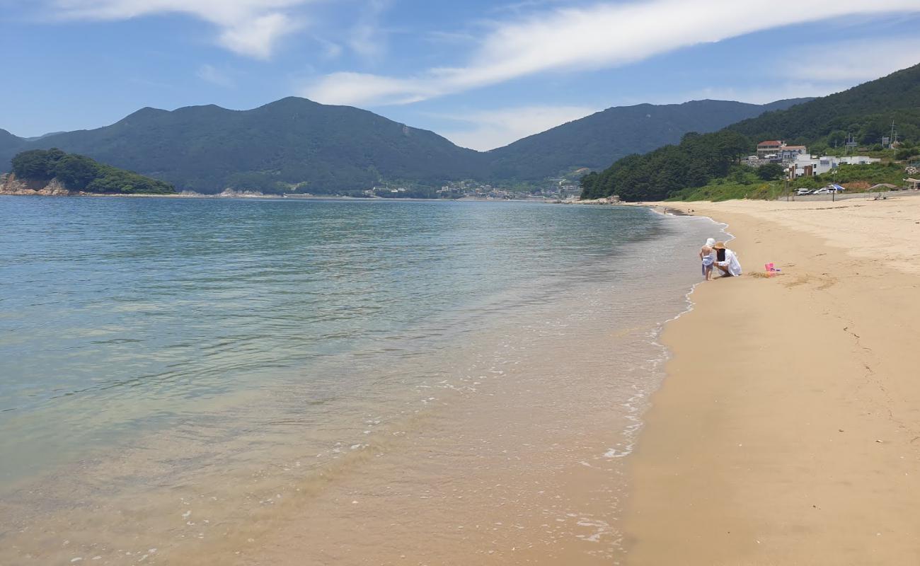 Gujora Beach'in fotoğrafı parlak kum yüzey ile