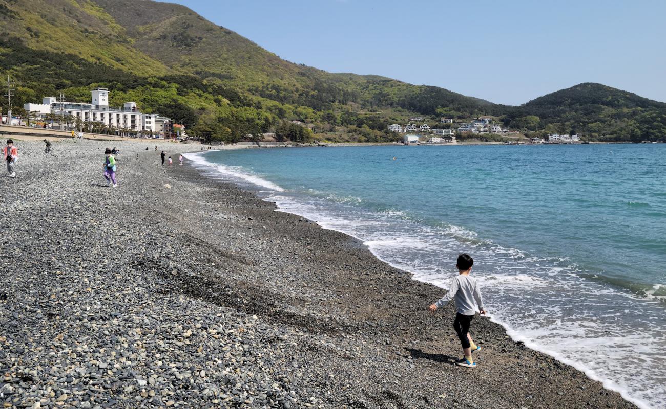 Hakdong Black Pearl Beach'in fotoğrafı gri çakıl taşı yüzey ile