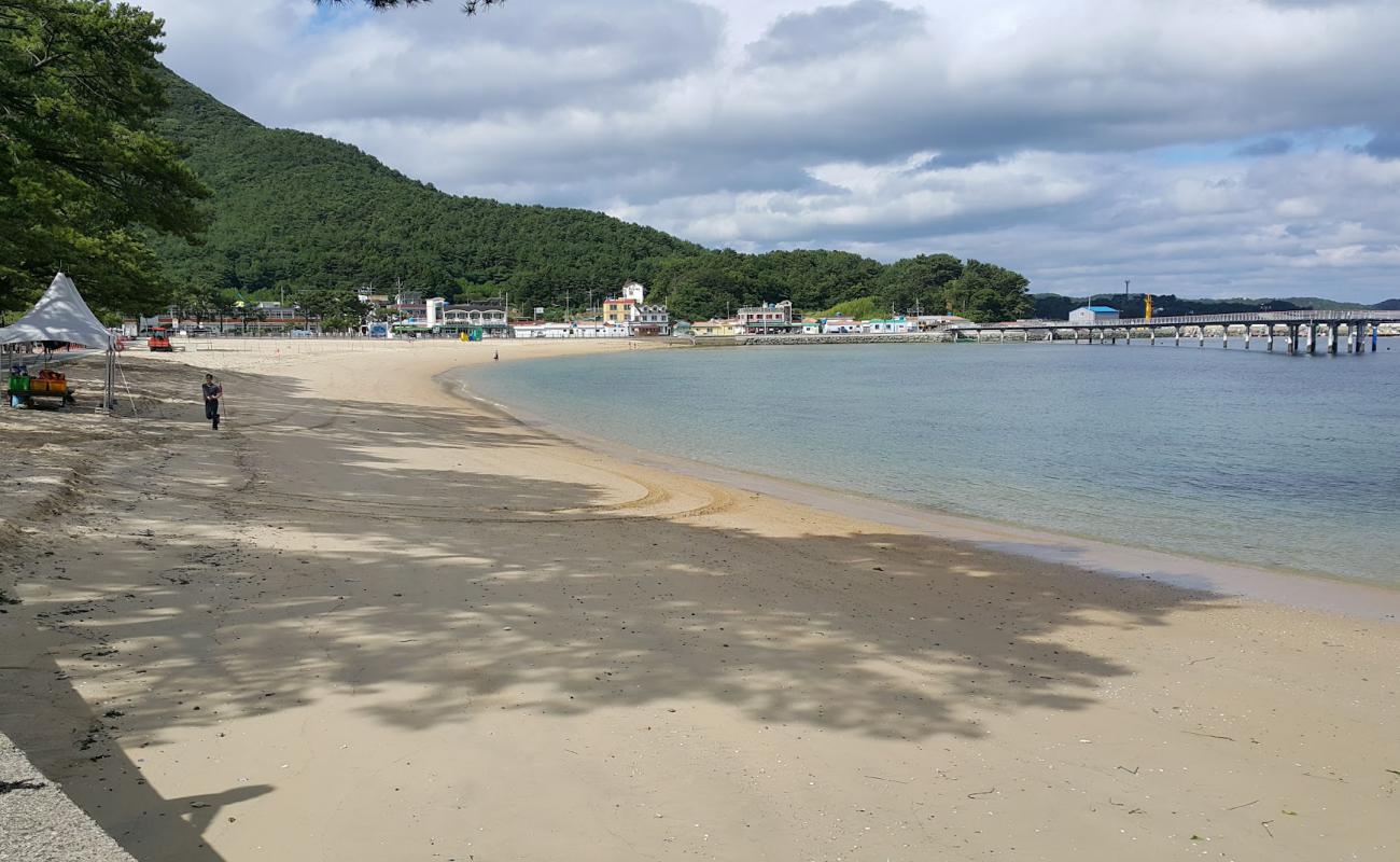Myeongsa Beach'in fotoğrafı açık bej kum yüzey ile