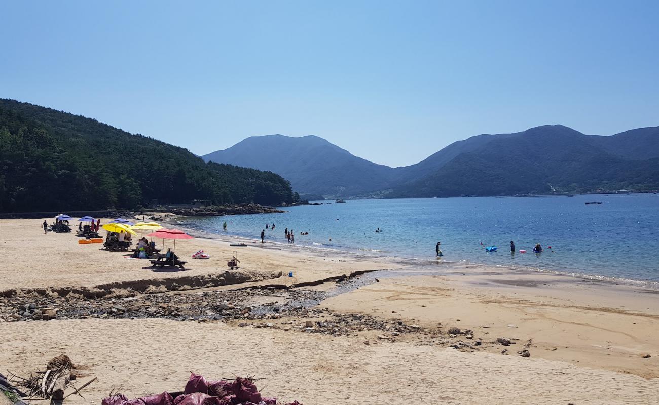 Deokwon Beach'in fotoğrafı parlak kum yüzey ile