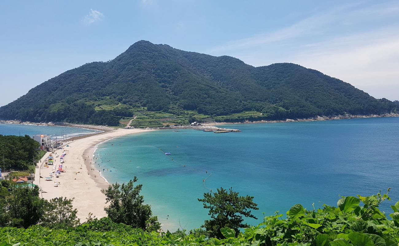 Bijindo Beach'in fotoğrafı açık bej kum yüzey ile
