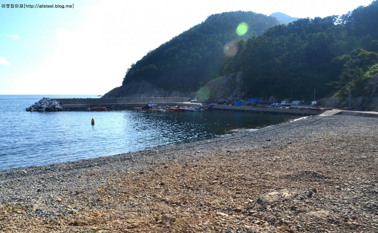 Deokdong Beach'in fotoğrafı gri çakıl taşı yüzey ile