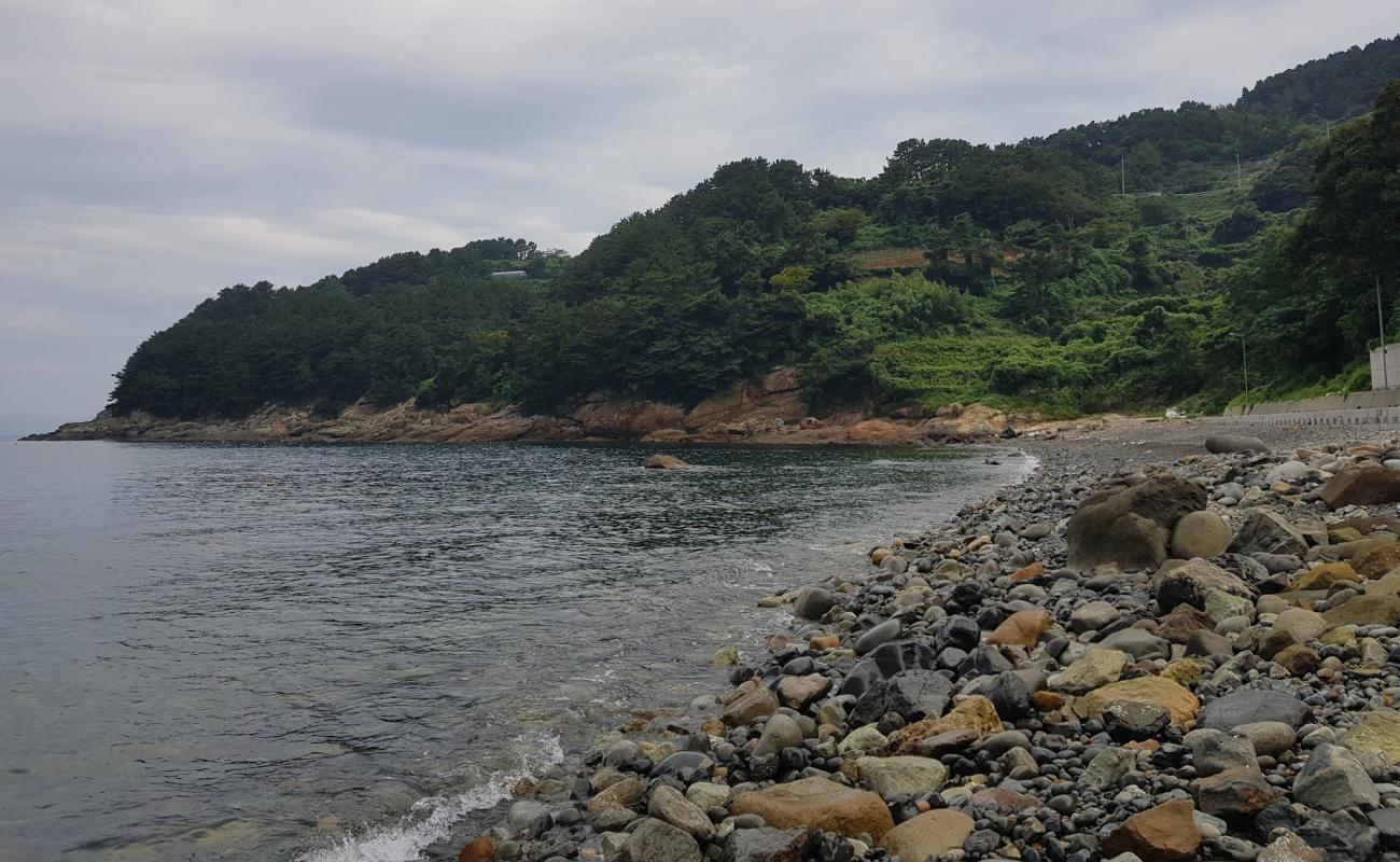 Dodong Beach'in fotoğrafı gri çakıl taşı yüzey ile