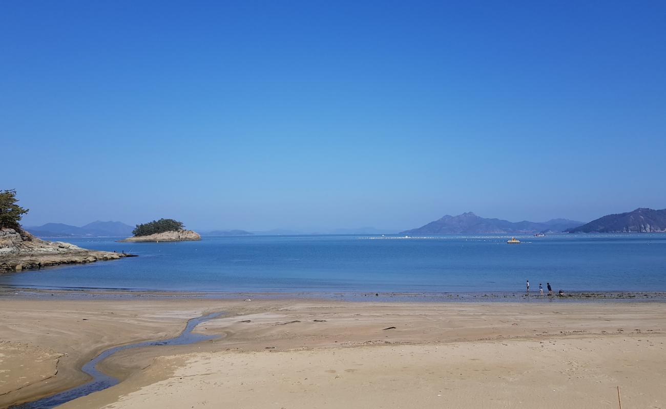 Mosanggae Beach'in fotoğrafı açık bej kum yüzey ile