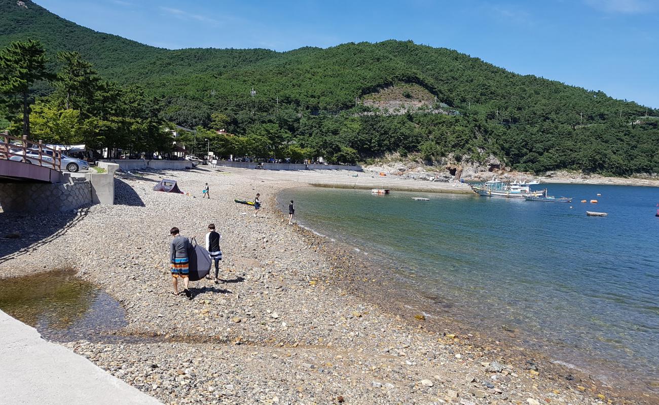 Hando Beach'in fotoğrafı gri çakıl taşı yüzey ile