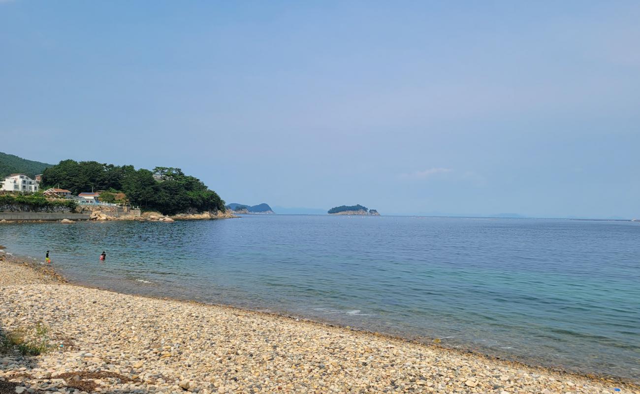 Namhae Beach'in fotoğrafı gri çakıl taşı yüzey ile