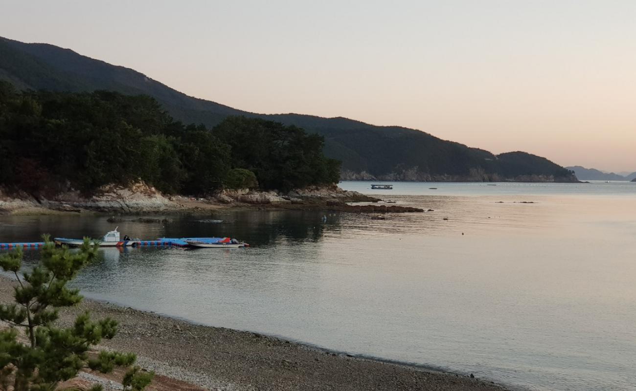 Mijo-myeon Beach'in fotoğrafı gri çakıl taşı yüzey ile