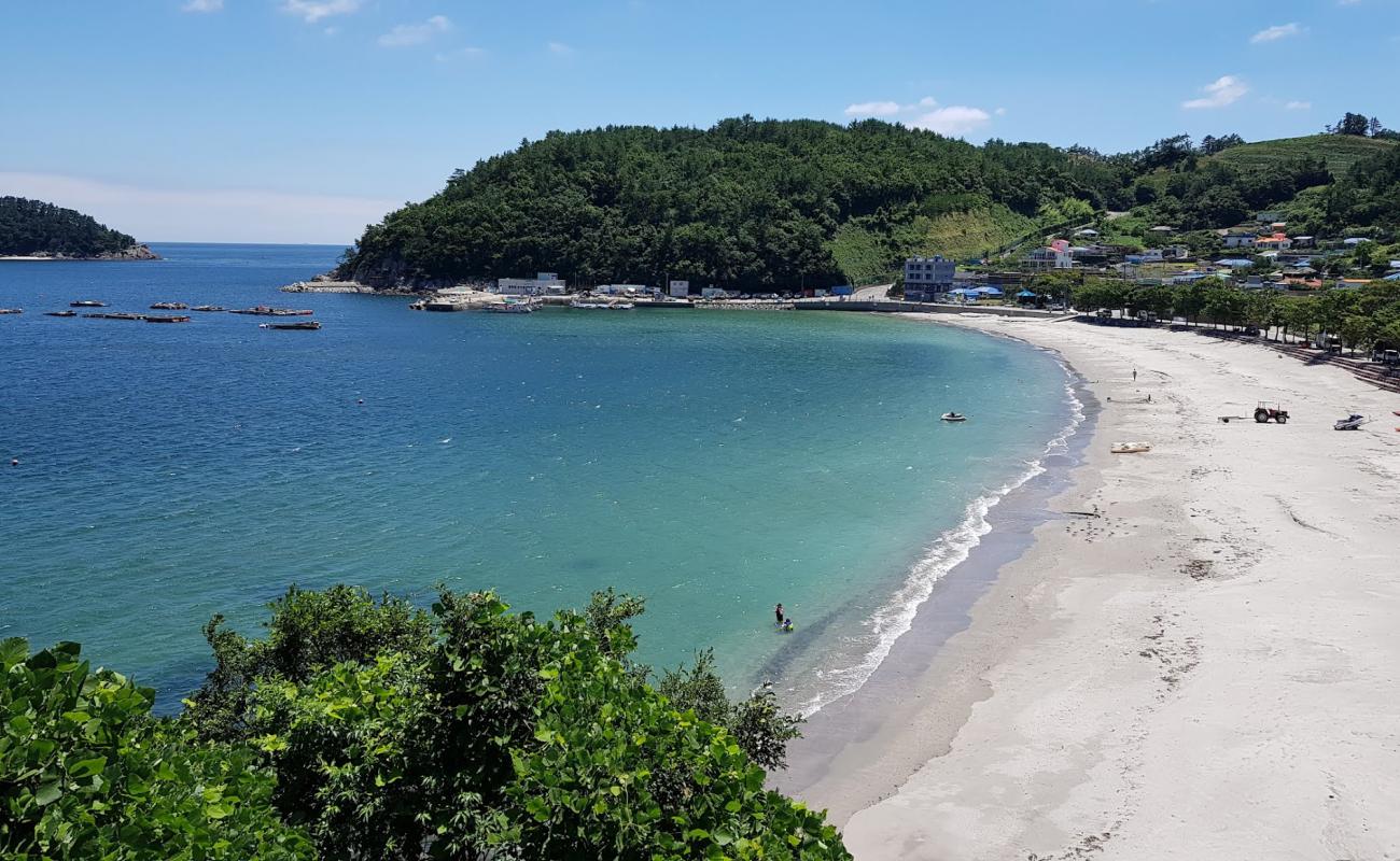 Sulli Beach'in fotoğrafı parlak kum yüzey ile