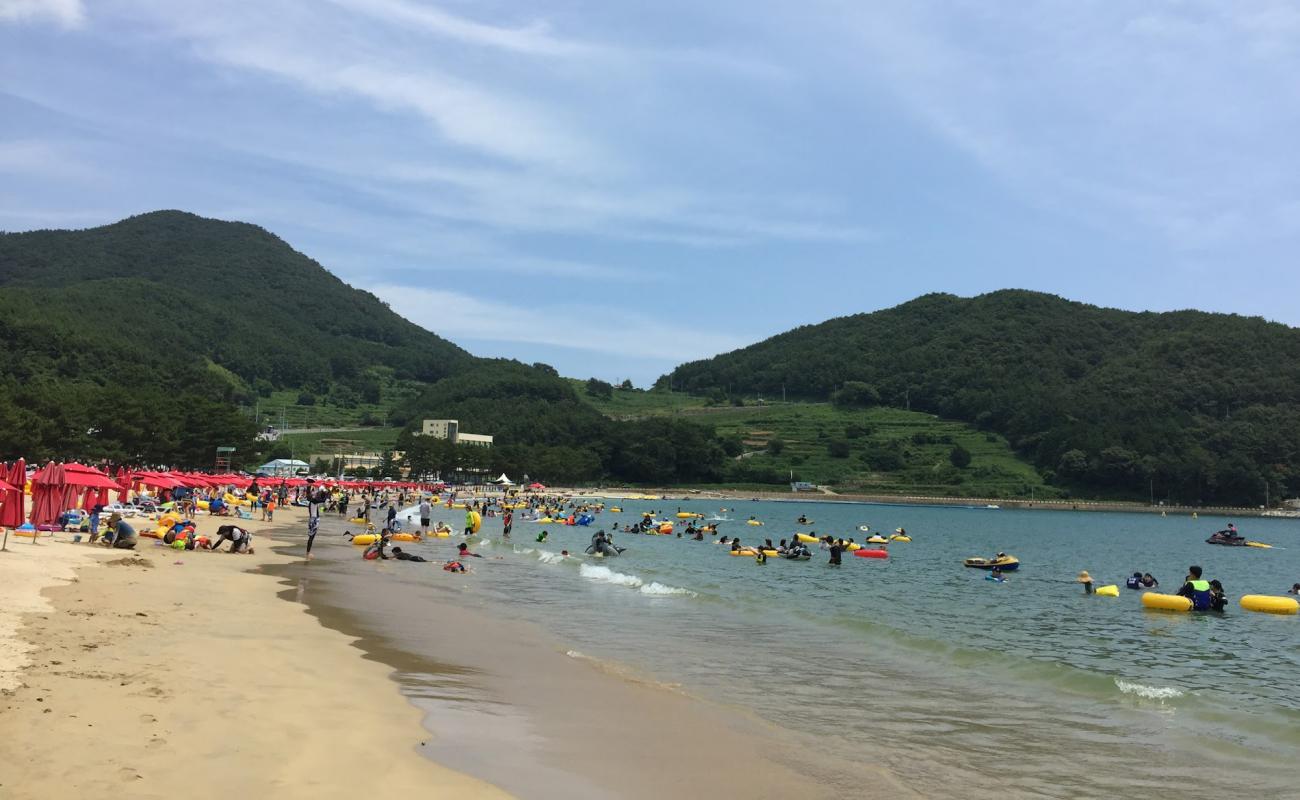 Sangju Eun Sand Beach'in fotoğrafı açık bej kum yüzey ile