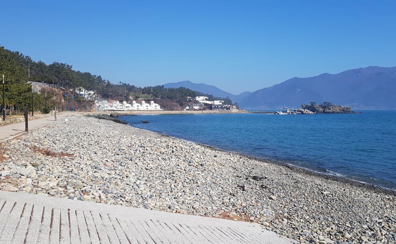 Wolpo Dugok Beach'in fotoğrafı gri çakıl taşı yüzey ile