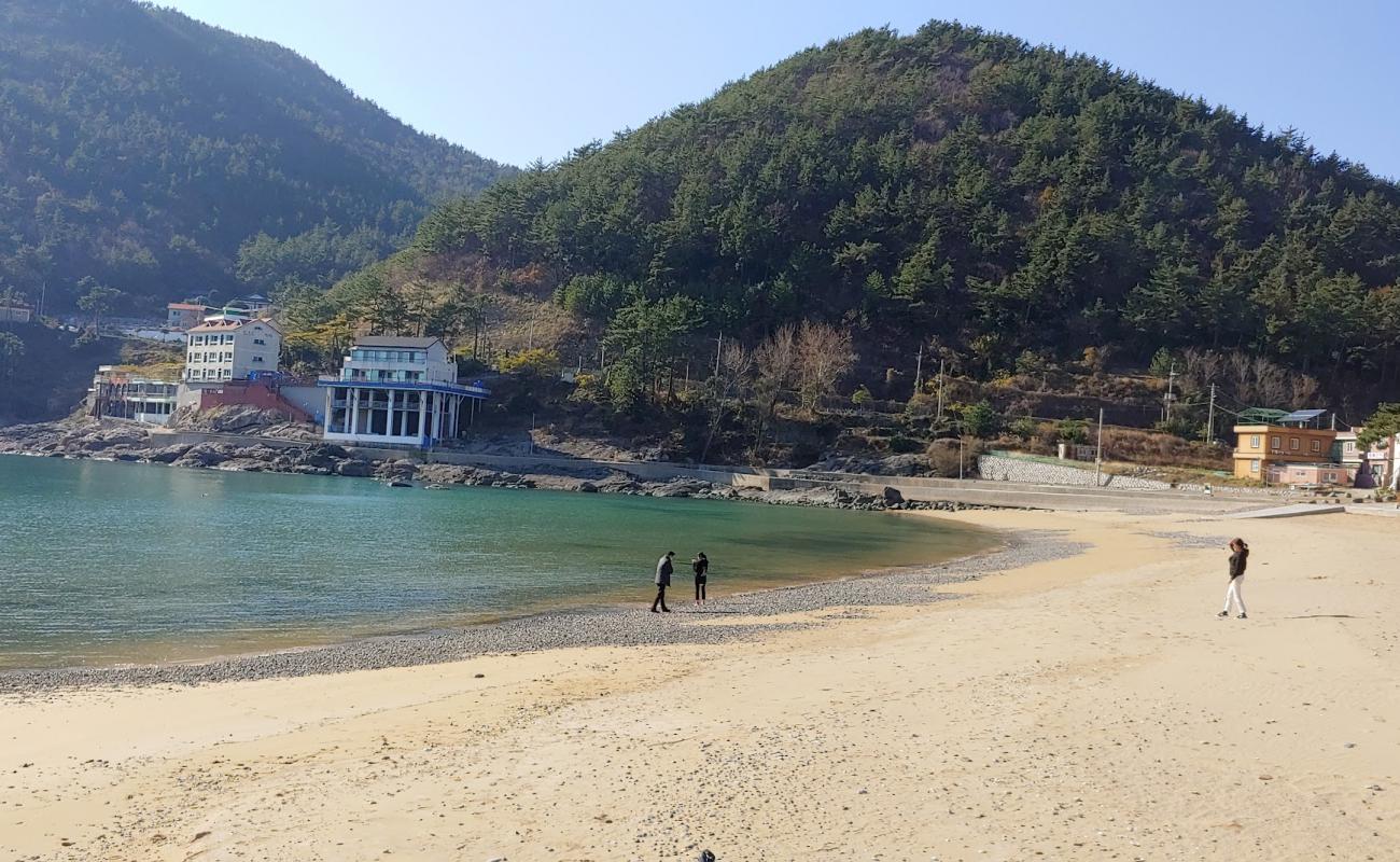 Bangjukpo Beach'in fotoğrafı açık bej kum yüzey ile