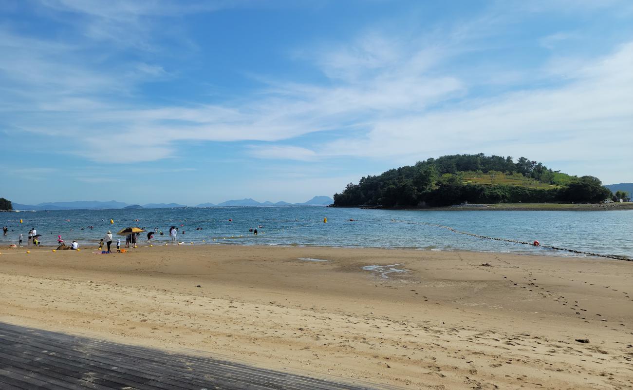 Ungcheon Beach Park'in fotoğrafı açık bej kum yüzey ile