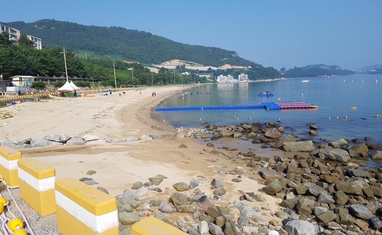 Jangdeung Beach'in fotoğrafı parlak kum yüzey ile