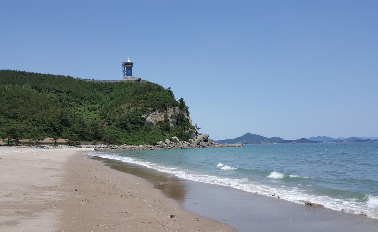 Namyeol Sunrise Beach'in fotoğrafı parlak kum yüzey ile