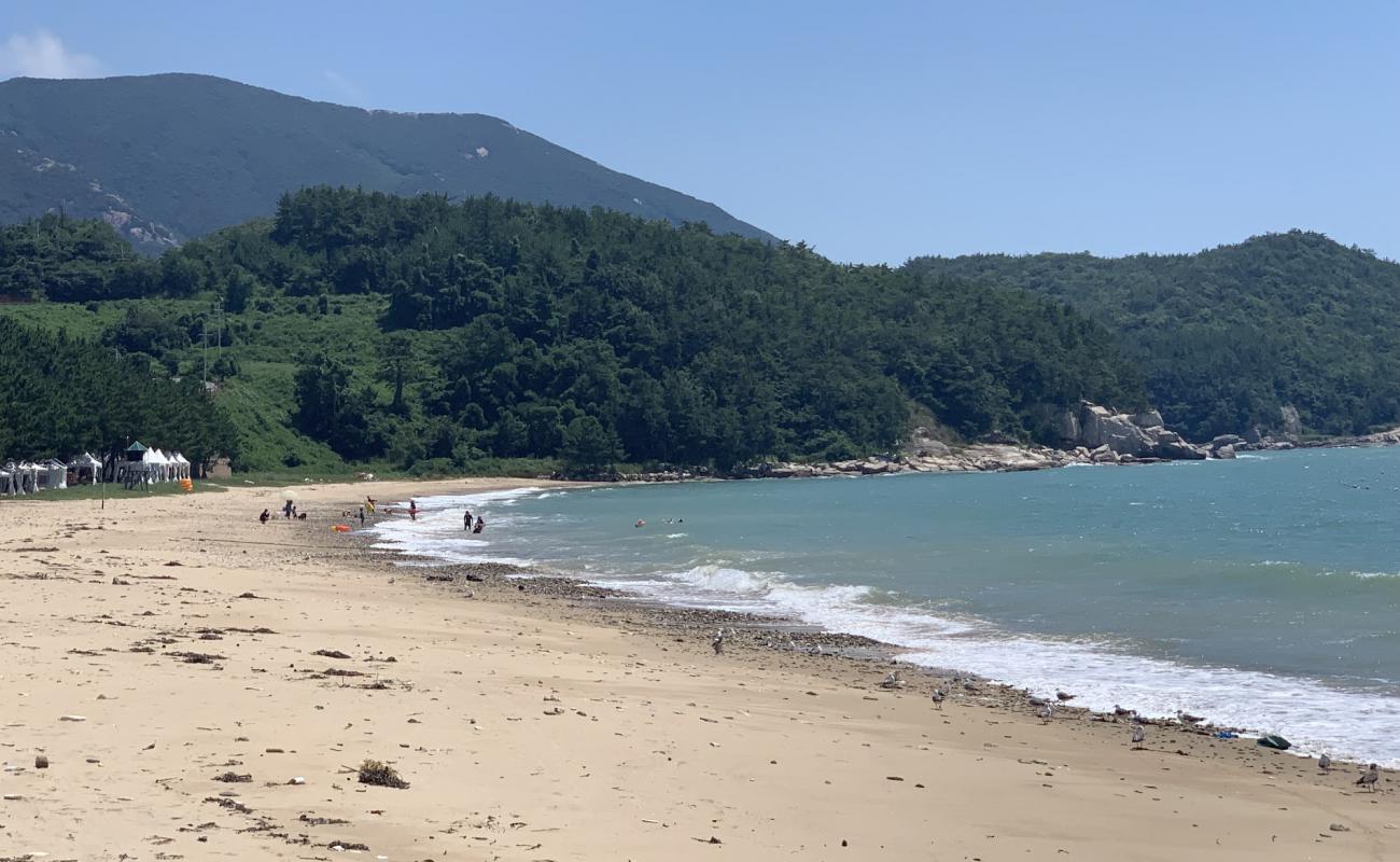 Ikgeum Beach'in fotoğrafı açık bej kum yüzey ile