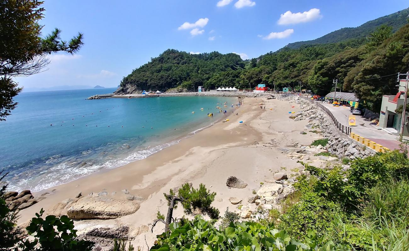 Gasa Camellia Forest Beach'in fotoğrafı açık bej kum yüzey ile