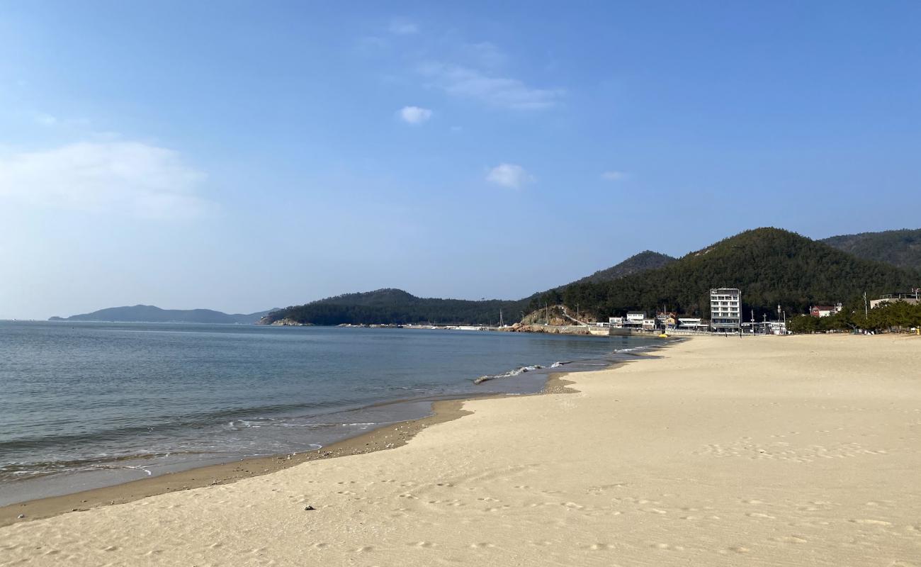 Myeongsasimni Beach'in fotoğrafı parlak kum yüzey ile