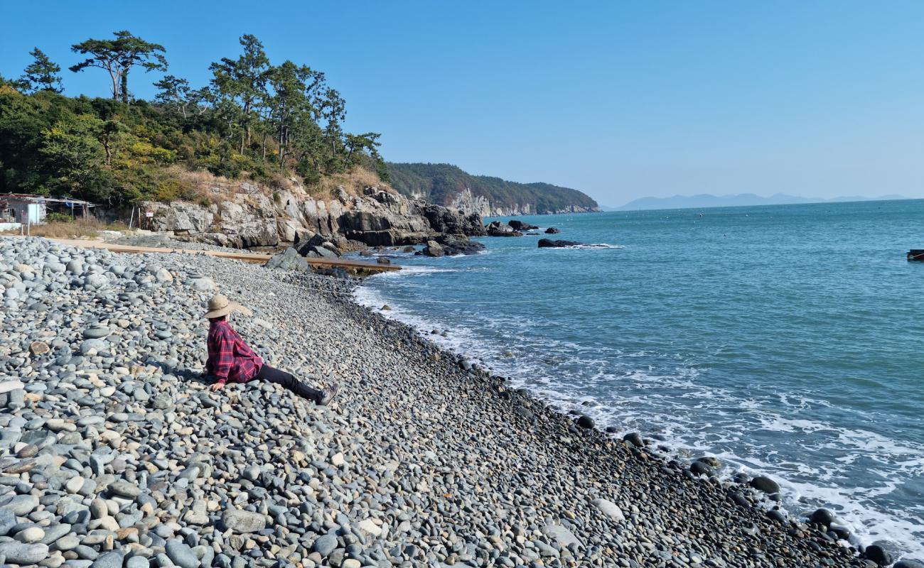 Jeongdori Gugyedeung Beach'in fotoğrafı gri çakıl taşı yüzey ile