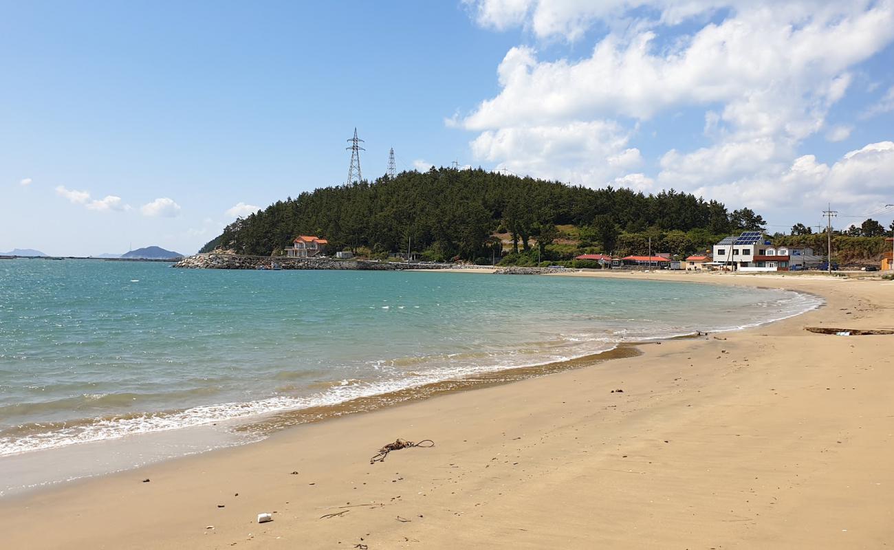 Jiri Cheongsong Beach'in fotoğrafı açık bej kum yüzey ile