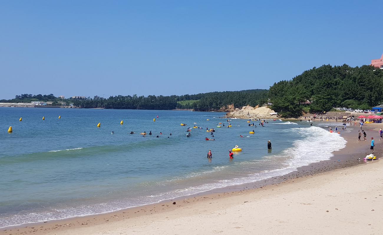 Gyeokpo Haenomi Beach'in fotoğrafı parlak kum yüzey ile