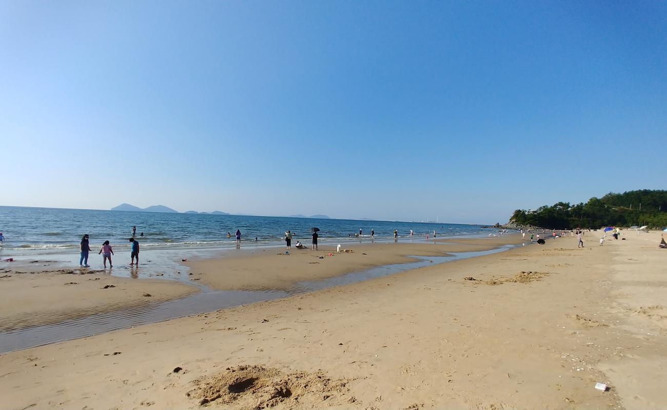 Byeonsan Beach'in fotoğrafı açık bej kum yüzey ile