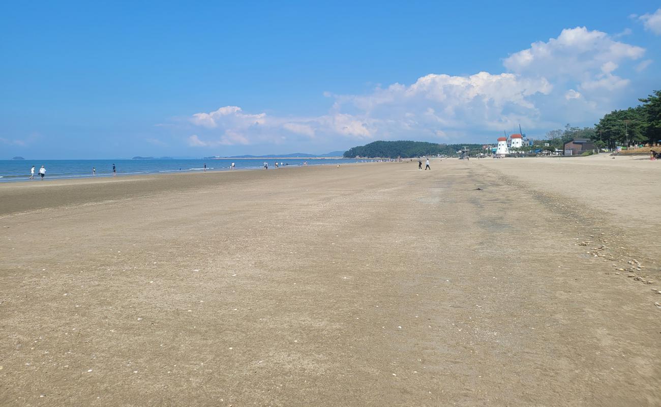 Chunjangdae Beach'in fotoğrafı parlak kum yüzey ile