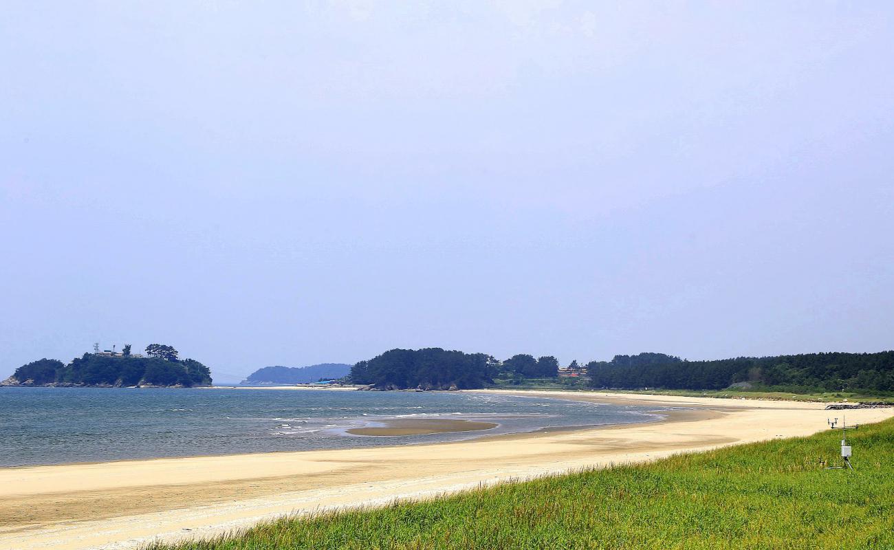 Jangan Beach'in fotoğrafı parlak kum yüzey ile