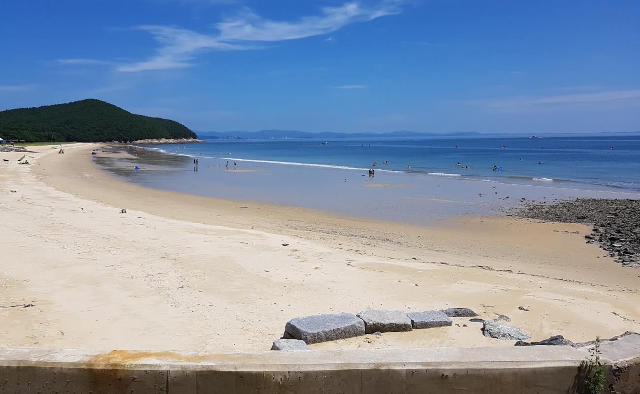 Obongsan Beach'in fotoğrafı parlak kum yüzey ile